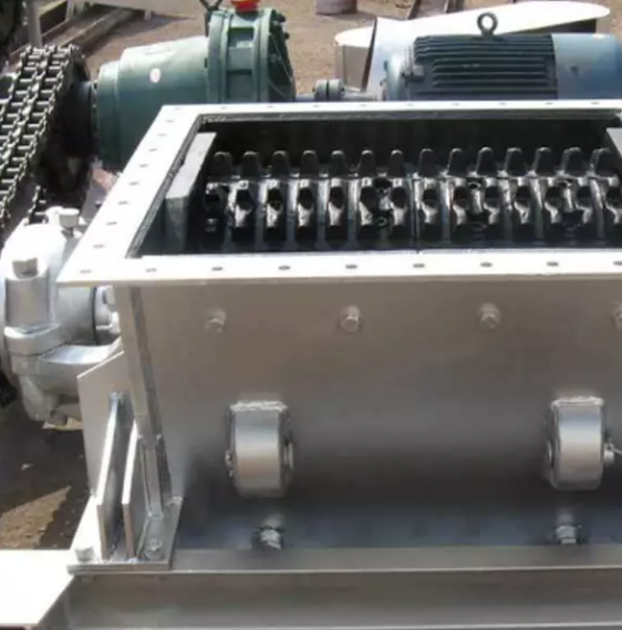 A slag crusher mainly refers to a single roller slag crusher, which is primarily used for crushing slag in the slag conveying system of power plants.
