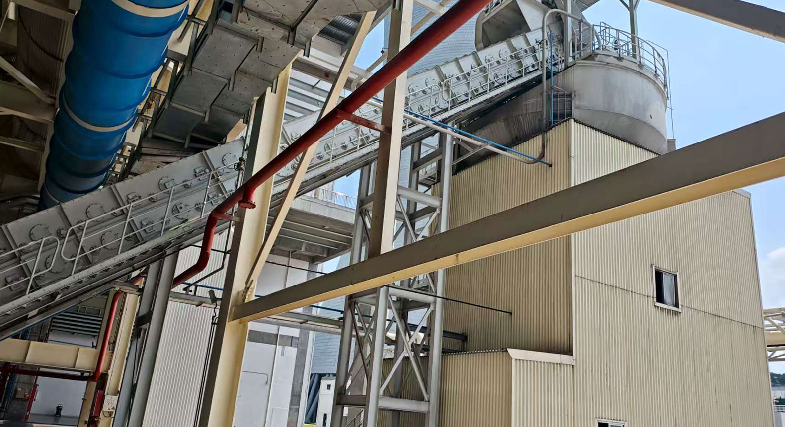 Dry slag conveyor system