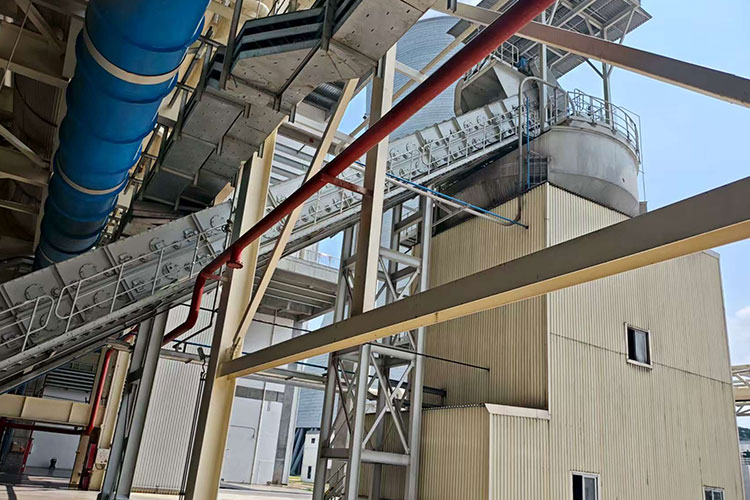 Dry slag conveyor system