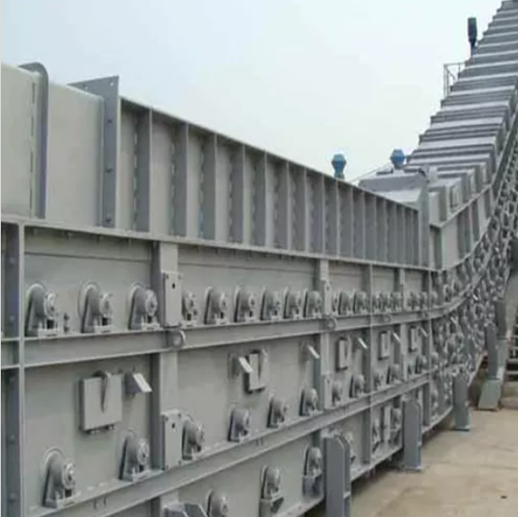 A slag conveyor system designed to transport solidified slag away from the welding area, ensuring a clean and efficient workspace